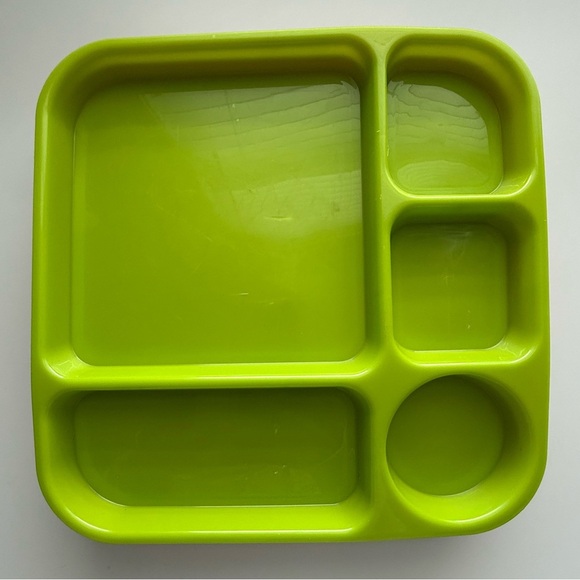 4 Divided Plates - 2 Green and 2 Pink - Picture 1 of 7